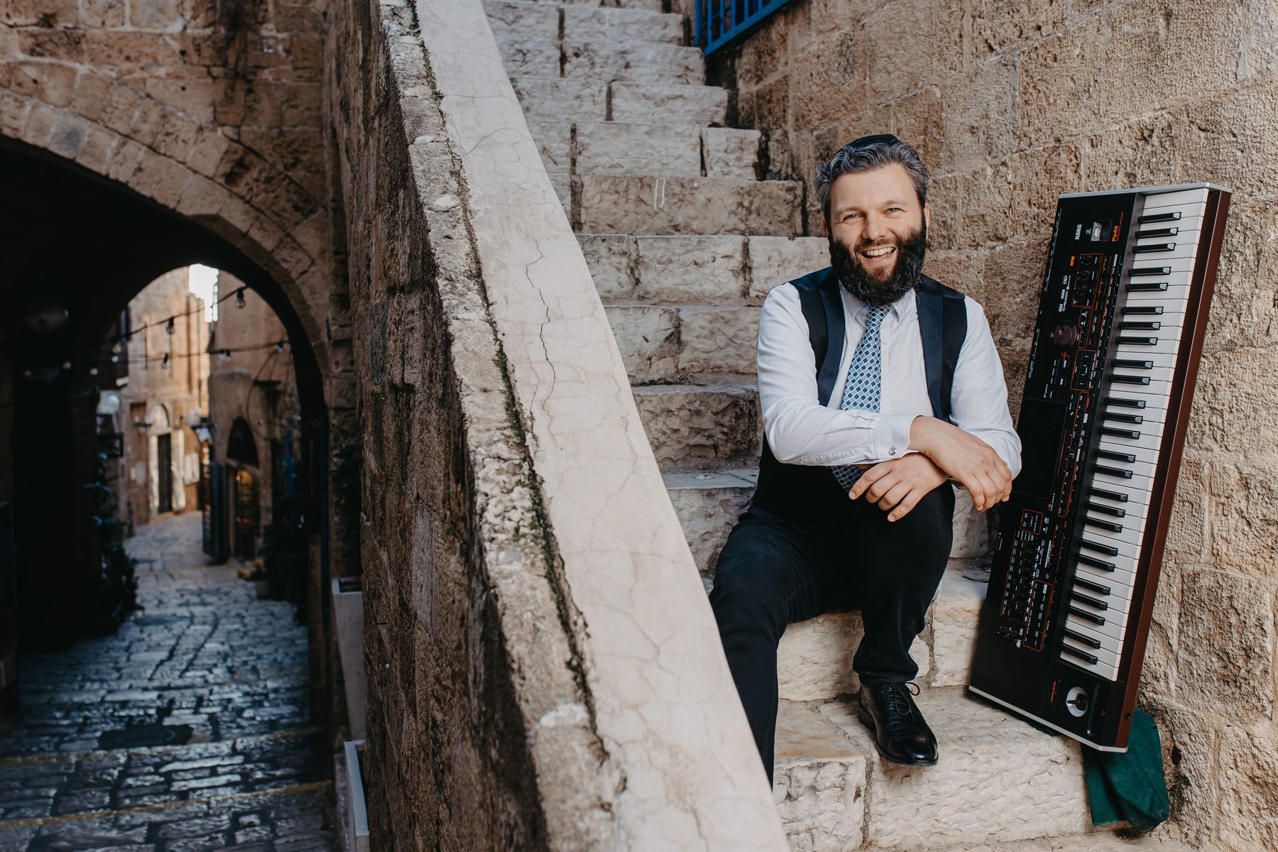 Shlomo Nizin playing keyboards — Jewish and Chassidic musician